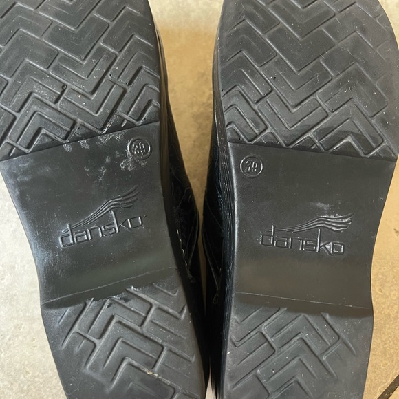 Dansko Clogs Black tooled embossed leather. Size 39 - Picture 5 of 10